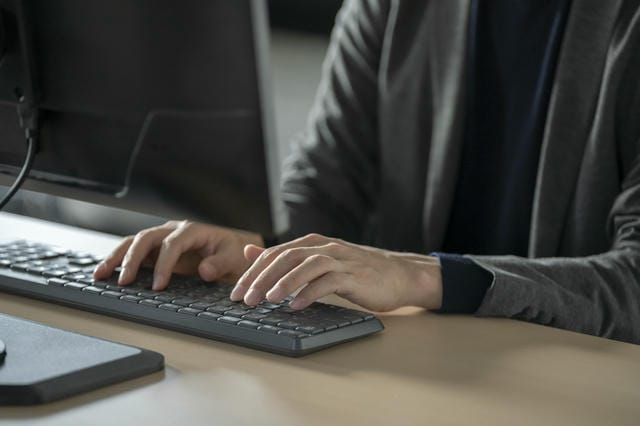 電話と紙に頼る受発注とデジタルでつなぐ受発注をじっくり見比べる仕入れの視点